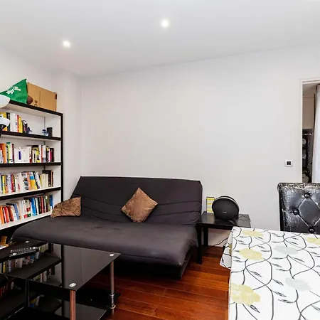 Daire Cozy And Bright Studio In A Quiet Neighborhood
